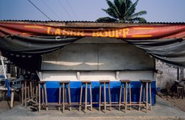 Africa;-Bar;-Benin;-Cotonou;-Ganhi-district;-Kaleidos;-Kaleidos-images;-La-parole-à-limage;-Maquis;-Palm-tree;-Stool;-Stories-Pictures;-Street-food;-Tarek-Charara;-West-Africa